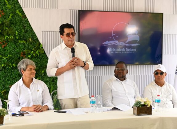 David Collado entrega remozada Plaza Marcelino Marte (Canito), en Guayacanes