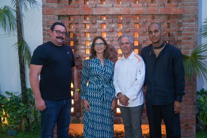 IMG8975 De izquierda a derecha, los señores Alberto Morel, Carmen Rita Cordero, Carlos Estévez y Olivier Bur. De izquierda a derecha, los señores Alberto Morel, Carmen Rita Cordero, Carlos Estévez y Olivier Bur.