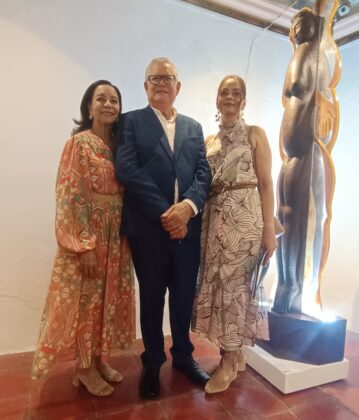 El artista Félix Paula junto a su esposa, la doctora Ramona Antonio y su hija la doctora odontopediadra Sasthia Paula Antonio.