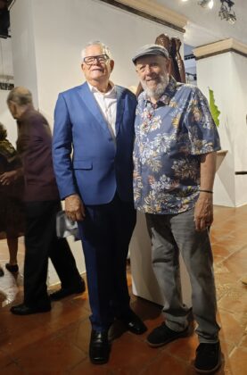 Félix Paula junto al gestor cultural Fredy Ginebra en un momento en la apertura de la exposición Antología de la emigración.
