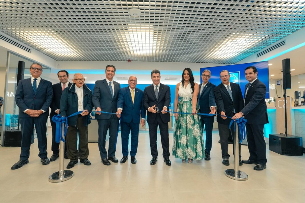 ] De izquierda a derecha, los señores Ricardo de la Rocha, Jorge Jana, Valentín Reynoso, Francisco Ramírez, Julio Caminero, Christopher Paniagua, Gianny Román, José Mármol, José Armando Bermúdez y Robinson Bou.