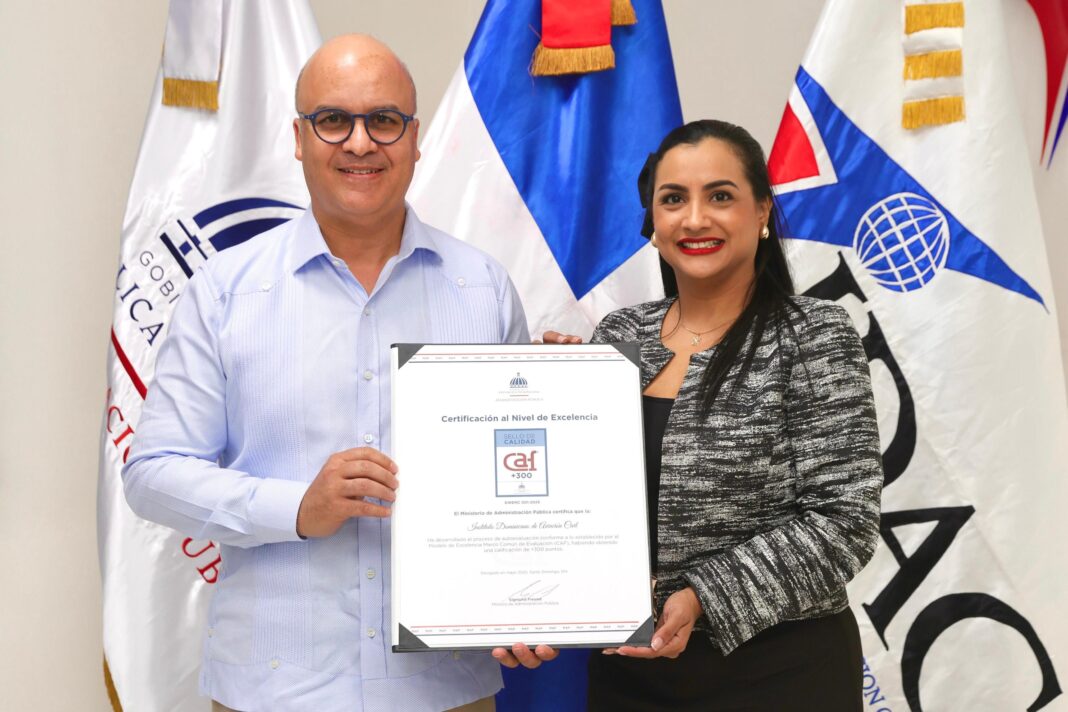 Igor Rodríguez Durán, director general del IDAC y Hadeline Rosa Matos Castillo, viceministra de Evaluación de Desempeño Institucional del MAP.