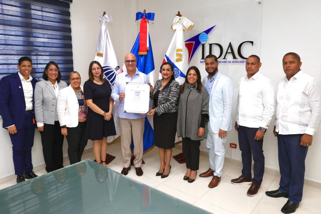 Igor Rodríguez Durán, director general del Instituto Dominicano de Aviación Civil, (IDAC); recibiendo la recertificación en categoría Nivel de Excelencia Sello CAF por el MAP.
