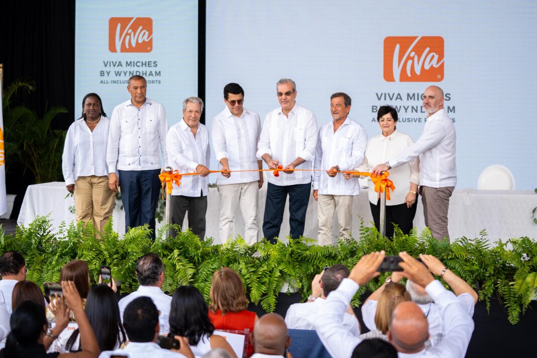 Al cortar la cinta que dejó inaugurado el nuevo hotel, el presidente Abinader recordó que desde 2020, Miches avanza como polo turístico y motor de desarrollo económico con apoyo del Gobierno y la inversión privada.