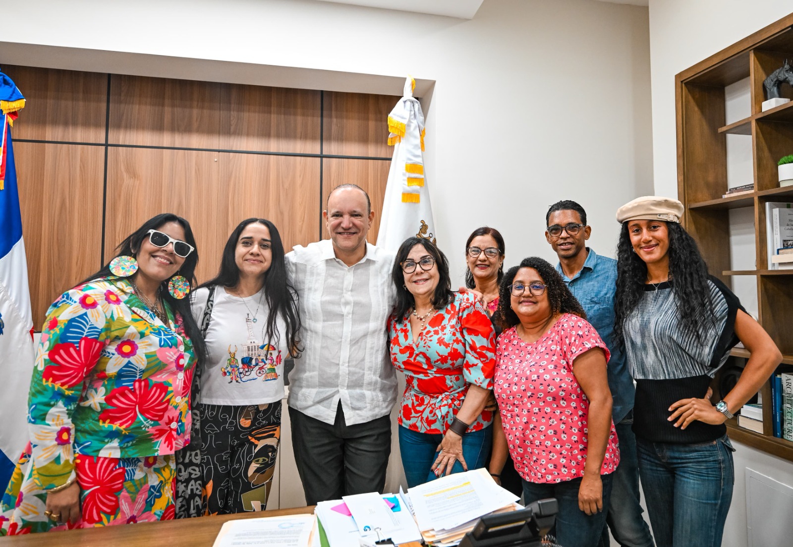 Momento del encuentro en el que se anunció el proyecto Santiago y Transitando Arte lanzan proyecto muralista “Los Colores de la Ciudad Corazón 2025”