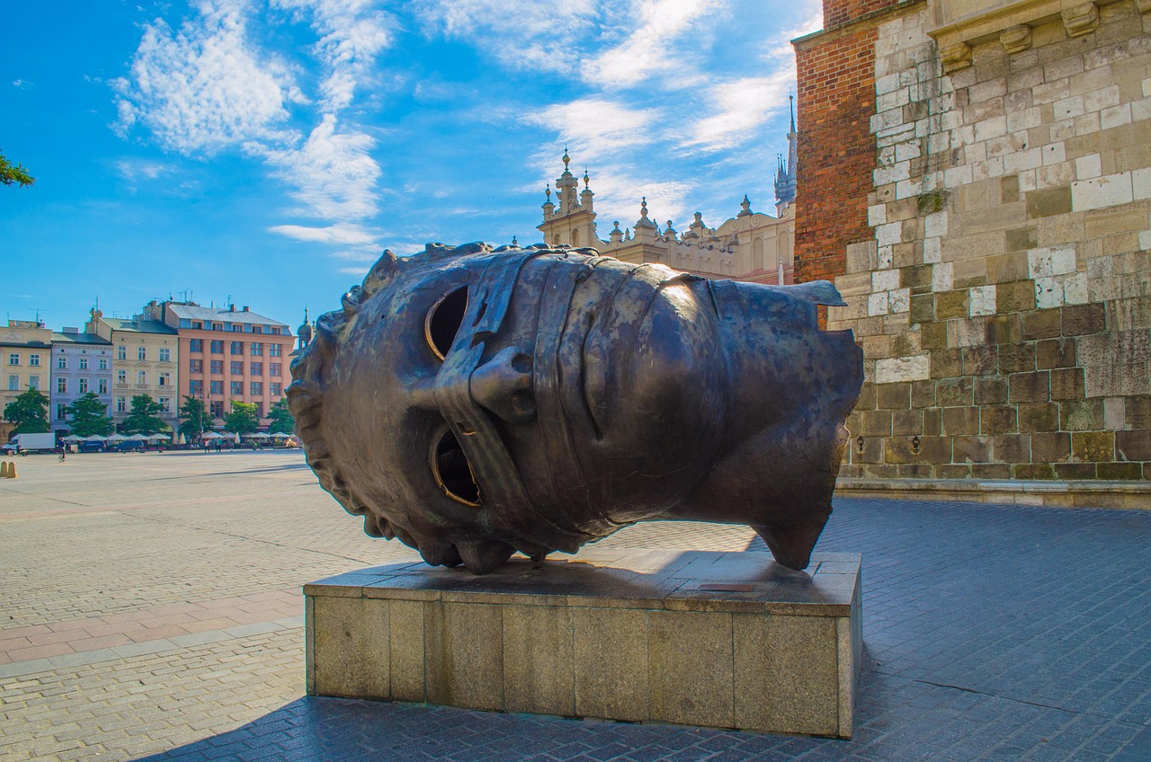 La imagen muestra la escultura Eros Bendato, Eros Vendado en la Plaza del Mercado de Cracovia, Polonia. Imagen de Roman Polyanyk en Pixabay