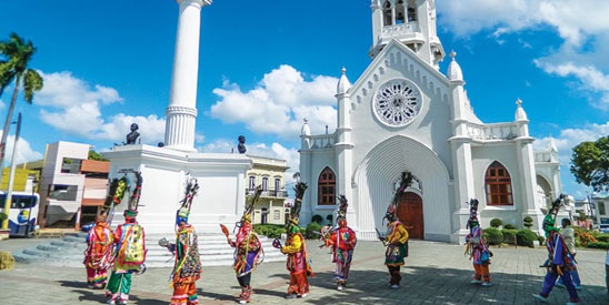 Las actuaciones de Los Guloyas y Vakeró en concierto por más de dos horas la noche del domingo, acapararon la mayor atención de millas de personas y turistas al cierre de Turismo en Cada Rincón por su peculiar danza cocola e interpretaciones.