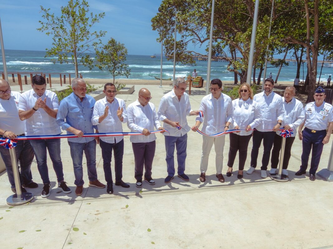 Momento en el que el presidente Abinader y el ministro David Collado dejan inaugurado el Malecón de Haina este domingo.