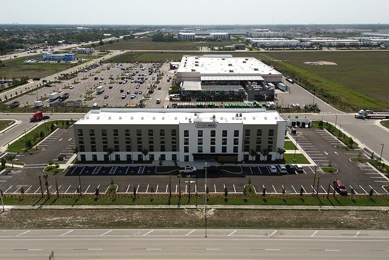 Dos años después de que Marriott International revelara el concepto, este hito marca el debut oficial de la marca de estadías prolongadas de escala media, y se anticipa que se abrirán más de 40 hoteles más para fines de 2027.