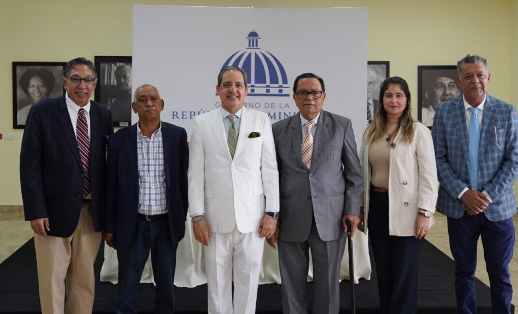 Momento en que el Ministerio de Cultura entrega a José Enrique García el Premio Internacional Pedro Henríquez Ureña