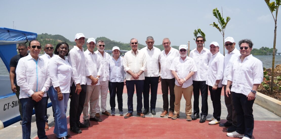 Momento de la visita del presidente de la República a Samana Bayport