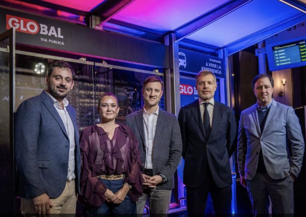 Ejecutivos de Global Vía Pública en el acto de lanzamiento de las nuevas paradas o refugios peatonales en Montevideo con los que pretenden rediseñar la experiencia del transporte público en la ciudad integrando tecnología, diseño y accesibilidad.