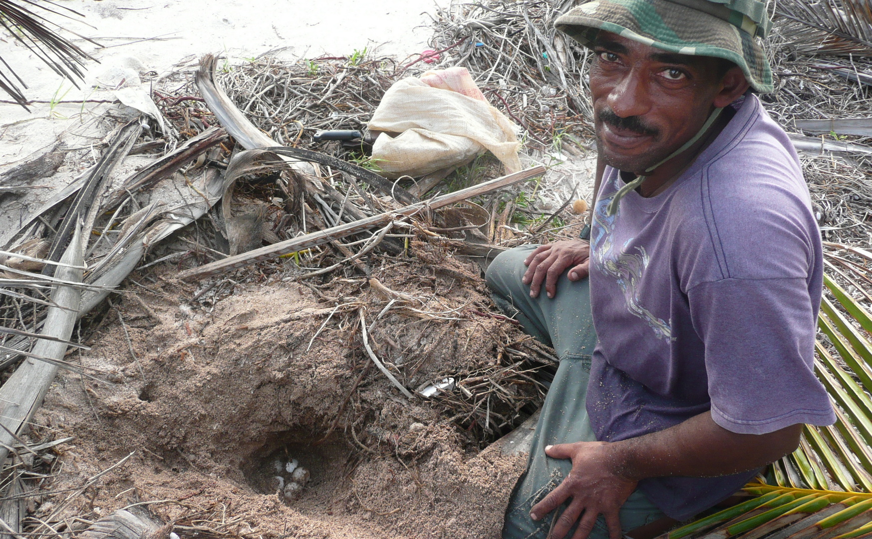 Pelagio Paulino, cariñosamente Negro, es un guardaparque del Parque Nacional Cotubanamá en la Isla Saona que se ha destacado por ser un ejemplo de cómo integrar a las personas de la comunidad en la protección de las tortugas marinas. Foto Grupo Jaragua.
