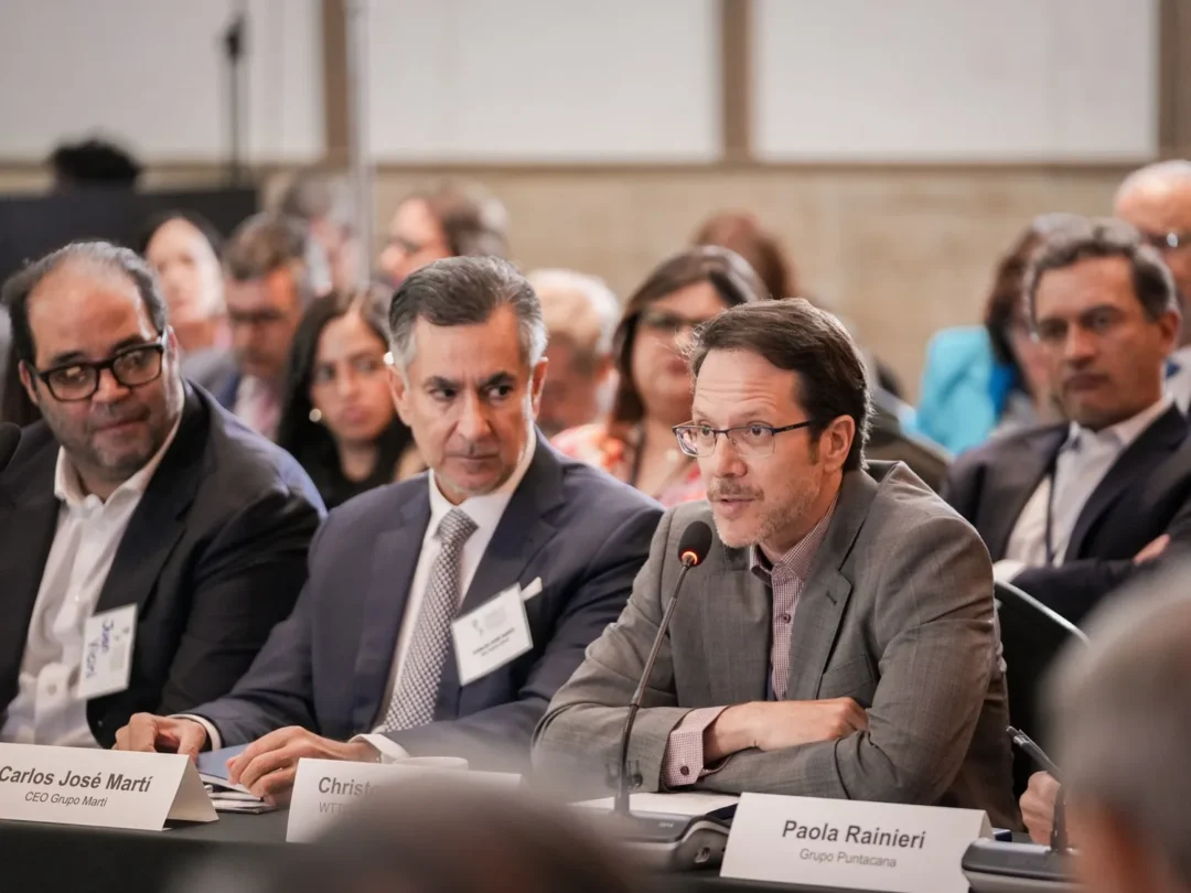 Momento de una reunión plenaria del Diálogo Empresarial de las Américas (ABD), una plataforma público-privada destinada a consolidar a Viajes y Turismo como motor clave del crecimiento, el empleo y la resiliencia en Latinoamérica y el Caribe (LAC).