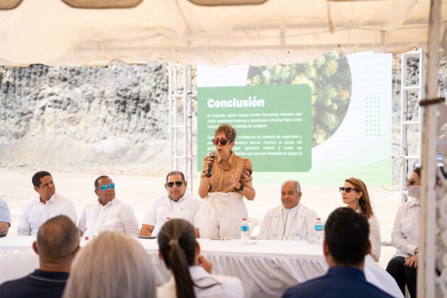 La senadora Ginette Bournigal durante una exposición durante el encuentro.