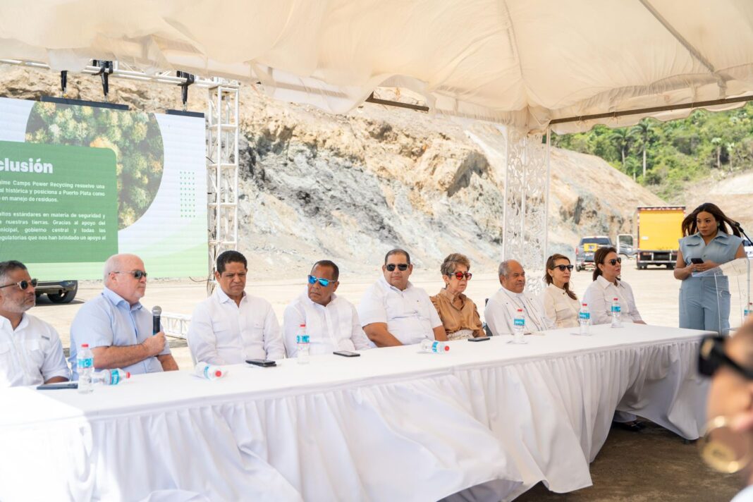 Autoridades municipales, empresarios y otras personalidades durante la prsentación del proyecto de relleno sanitario que marcará un antes y un después en la gestión de residuos en Puerto Plata 3