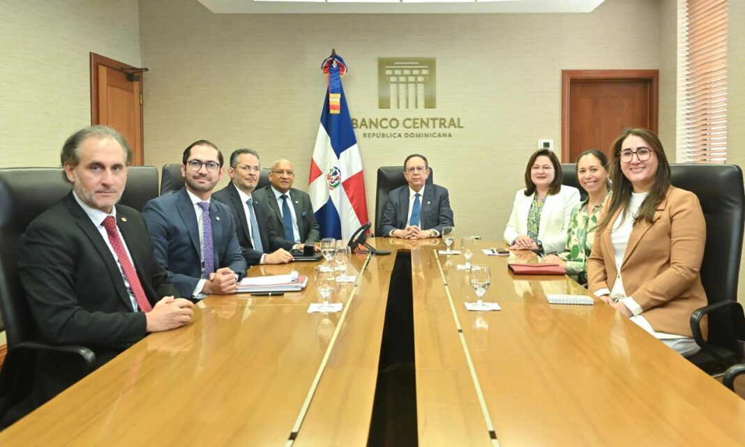 Durante la reunión Valdez Albizu dijo que a pesar del escenario volátil y conflictivo internacional, el gobernador del BCRD señaló la fortaleza de las instituciones financieras dominicanas por su nivel de capitalización y rentabilidad, unido a su proyección digital.