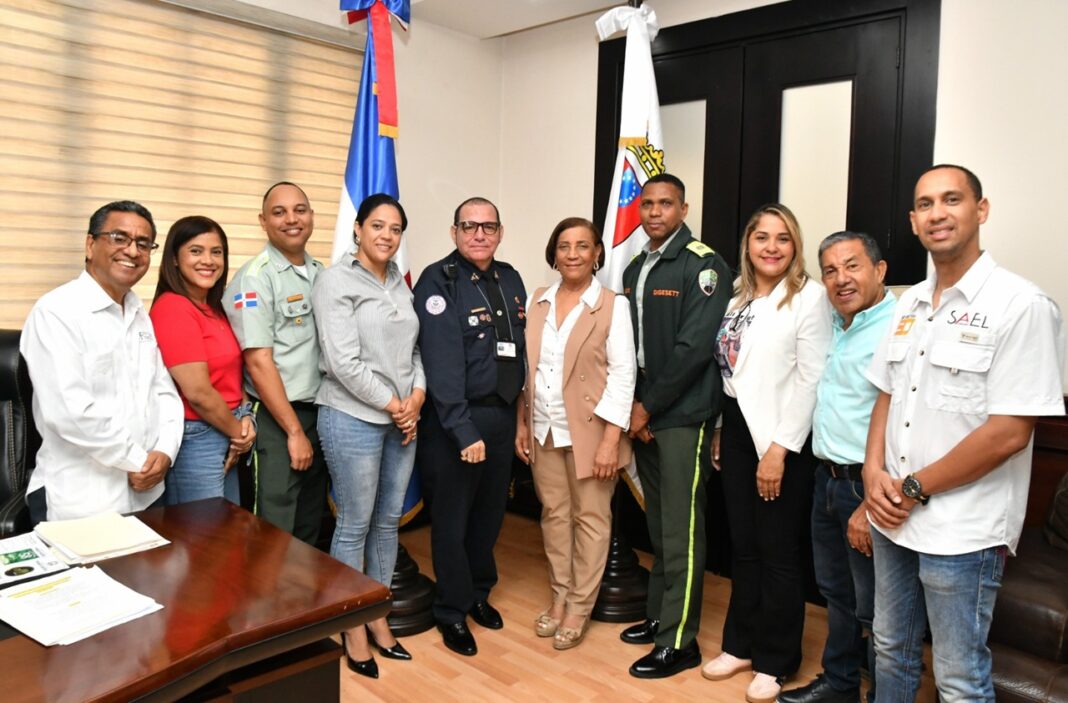 La Alcadesa de La Vega, Amparo Custodio y la presidenta del Consejo de Regidores junto a directivos del Clúster Turítico y representantes de otras instituciones en el municipio.