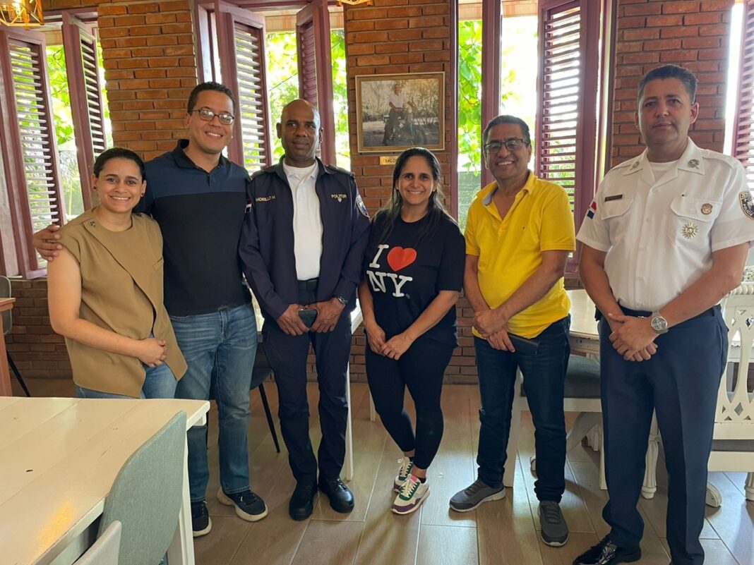 En la reunión participaron el licenciado Ángel Ángeles Fernández, Juan Enríquez, Marlin Vardez y Julibeth Valdez por el Clúster y en representación de Politur participó el coronel Francisco Alberto Méndez Cruz, subdirector adjunto de Politur La Vega Central; Mártires Morillo Morillo, encargado de Politur La Vega; y el cabo José Miguel Gutiérrez.