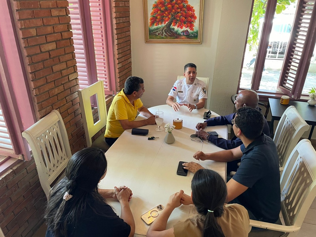 Momento de la reunión del Clúster Turístico de La Vega y los oficiales de Politur.