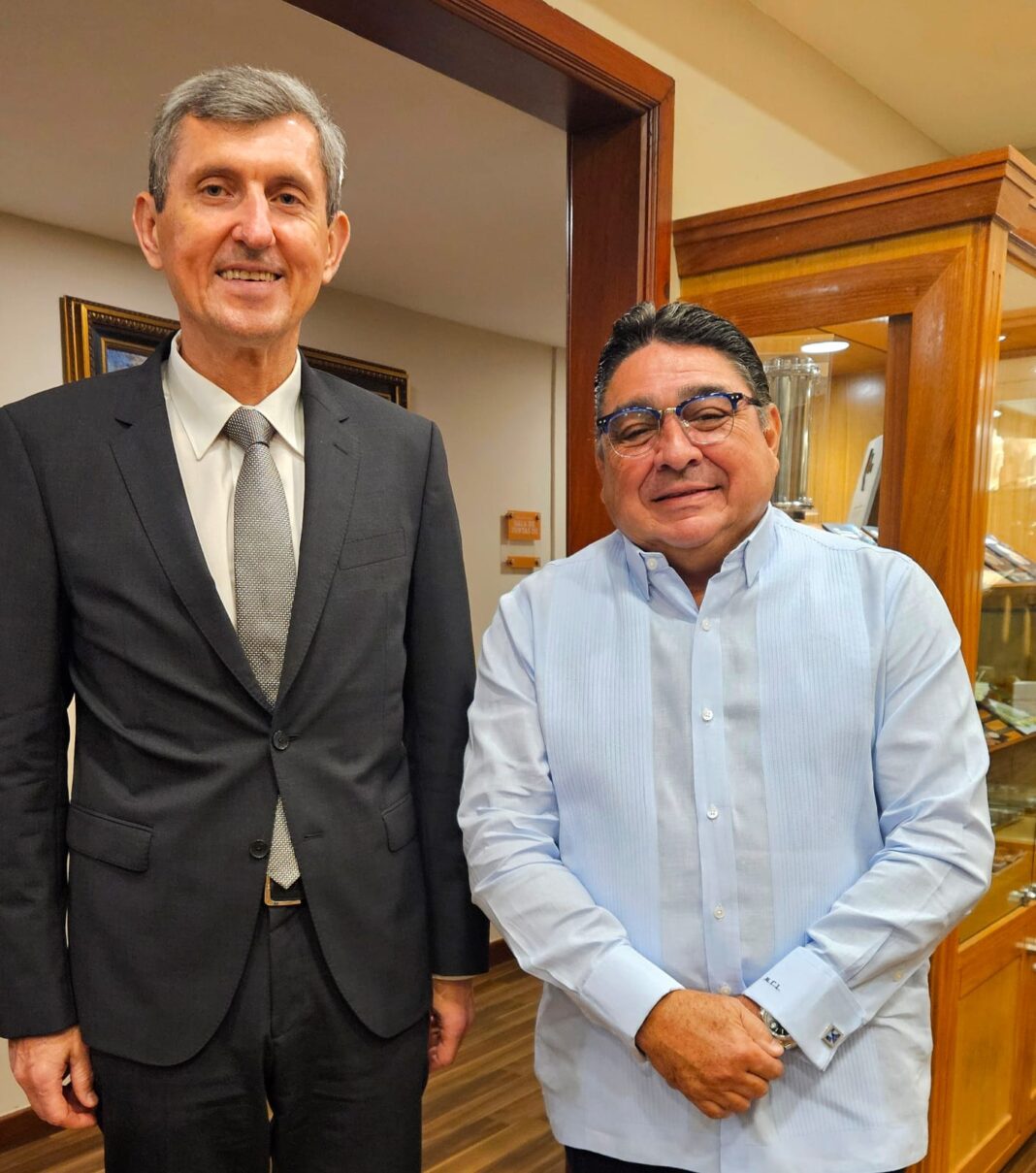 El Cónsul Honorario de Mongolia en República Dominicana, Miguel Calzada León, junto al Embajador Extraordinario y Plenipotenciario de la Federación de Rusia, Alexey Seredin.