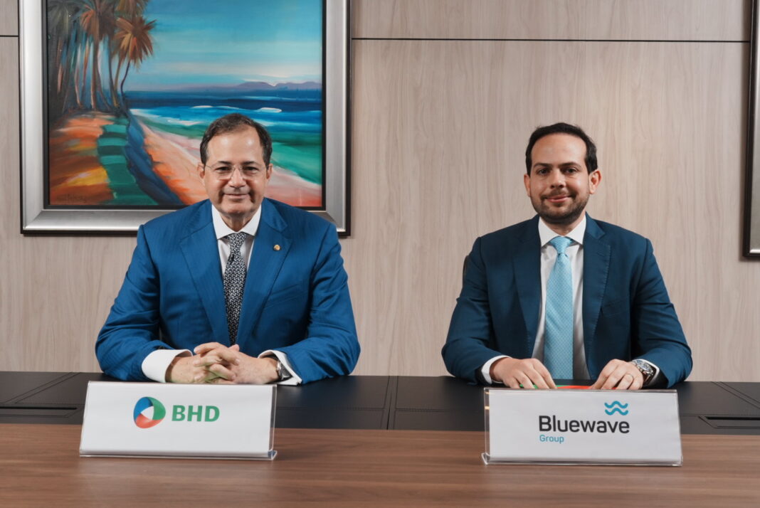 Steven Puig, presidente del BHD y Jordan Estévez, CEO de de Bluewave.