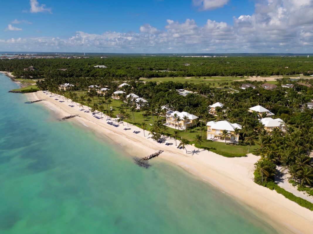 Tortuga Bay Puntacana es un hotel de 13 villas privadas frente al mar diseñado por el reconocido Oscar de la Renta.