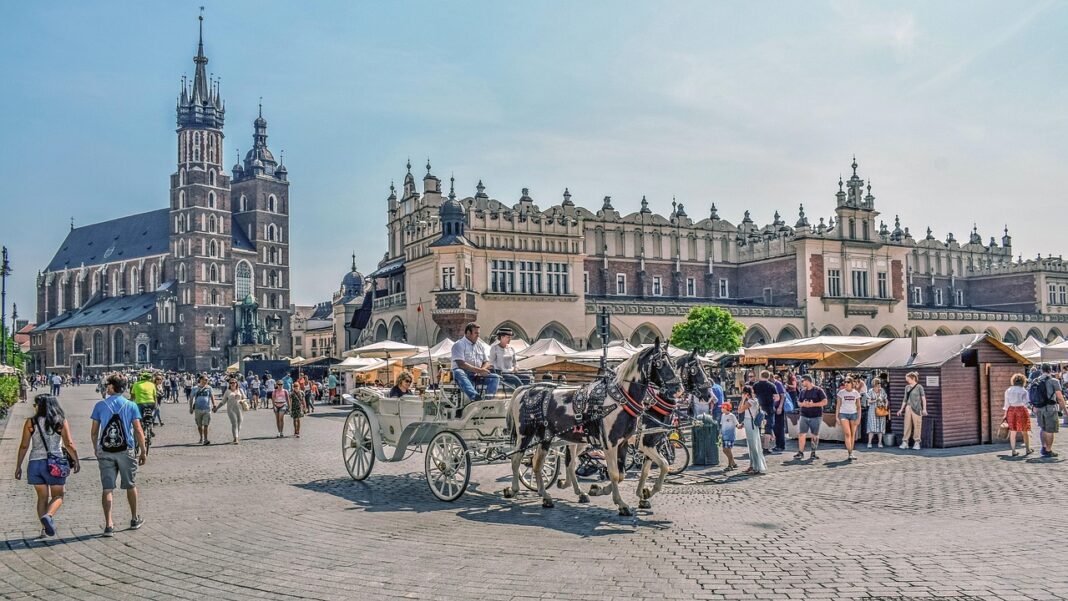 Turistas en una plaza de Cracovia. Imagen de Dimitris Vetsikas en Pixabay
