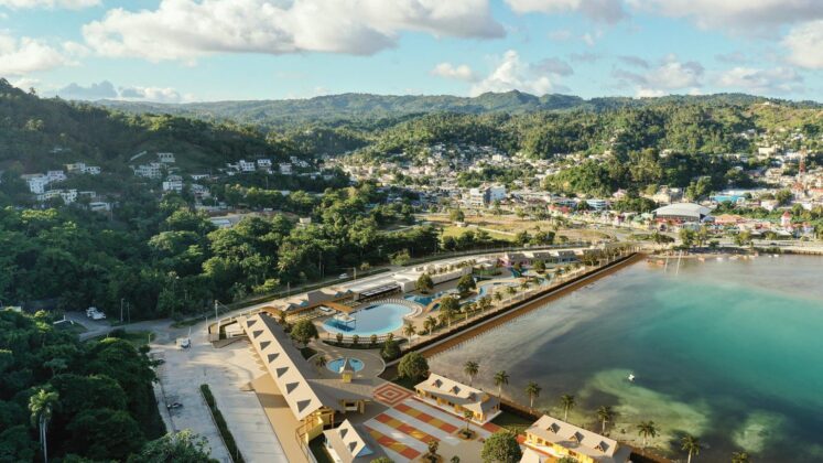 Vista panorámica del muelle de cruceros Samaná Bayport en construcción