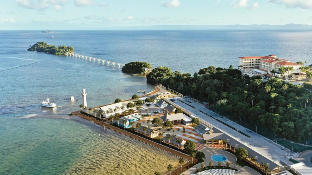 Samaná Bayport se desarrolla en un terreno de 42,600 metros cuadrados ubicado en el lado oeste del malecón de la ciudad, frente a la bahía y cerca de los puentes que unen los tres cayos que complementan el paisaje.