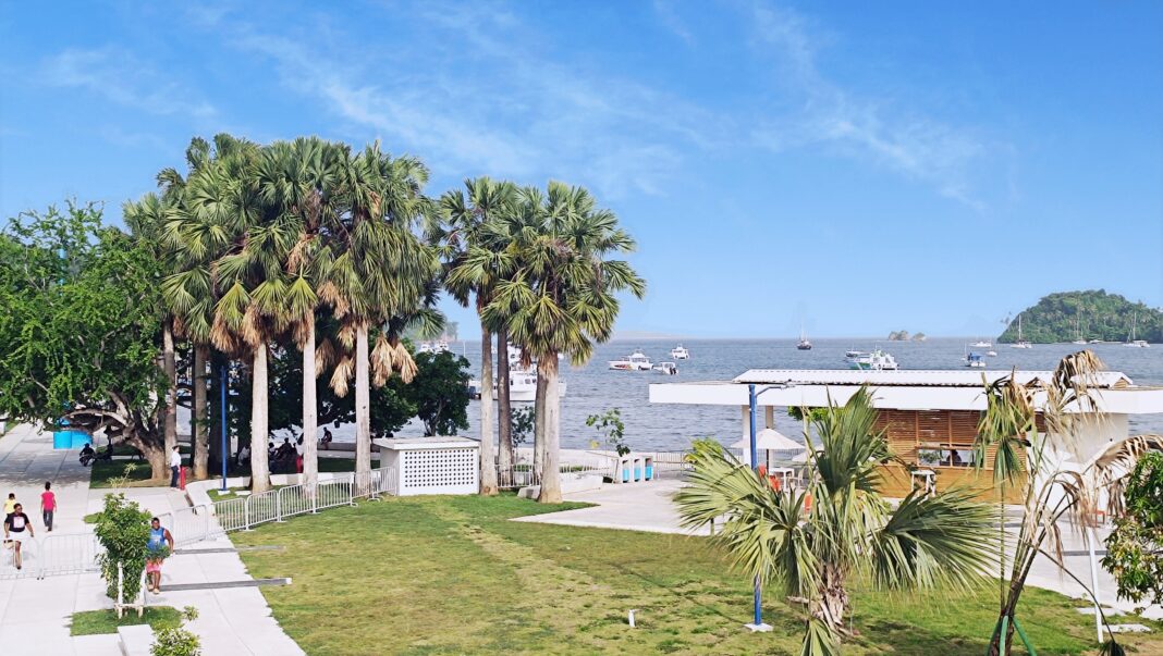 Vista parcial del paseo marítimo de Samaná con la bahía y sus yates al fondo