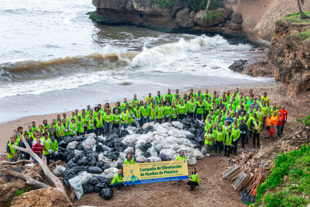Voluntarios de la Iglesia de Dios recolectaron 2.7 toneladas de basura en la playa Fuerte San Gil 2