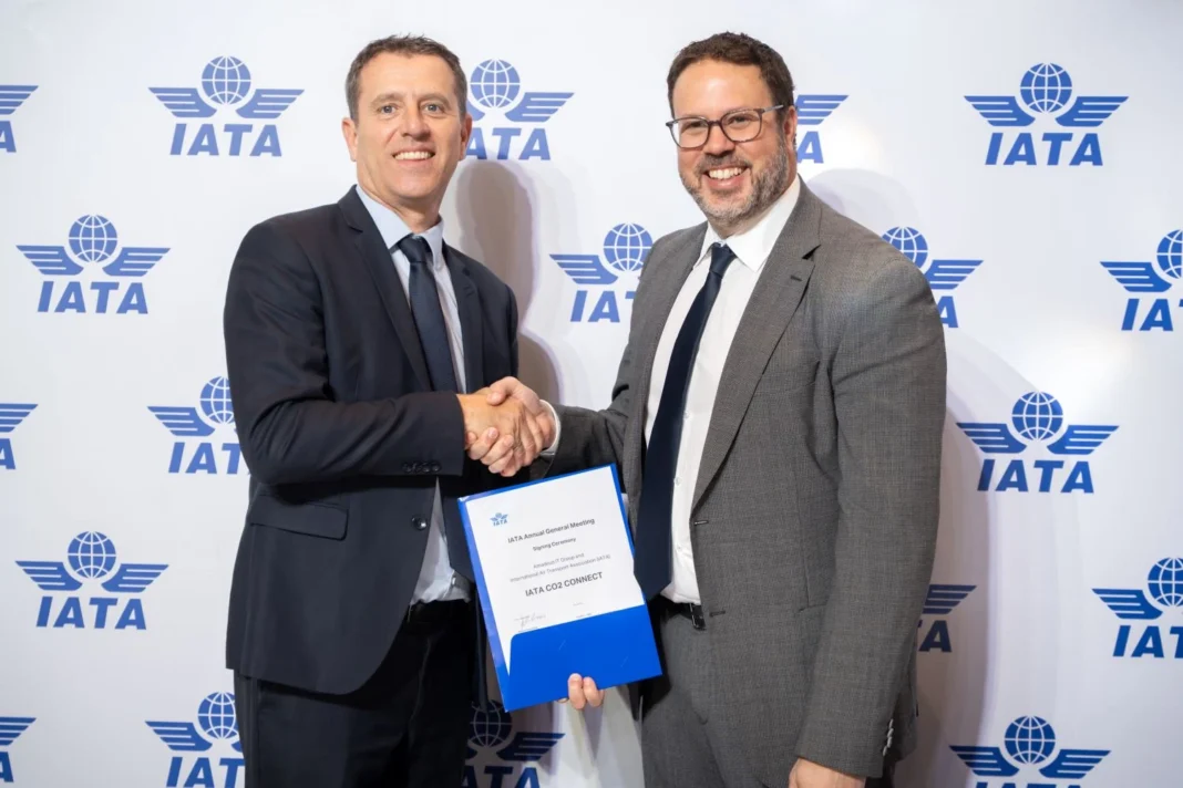 Willie Walsh, director general de IATA y Decius Valmorbida, presidente de Travel Amadeus tras la firma del acuerdo.