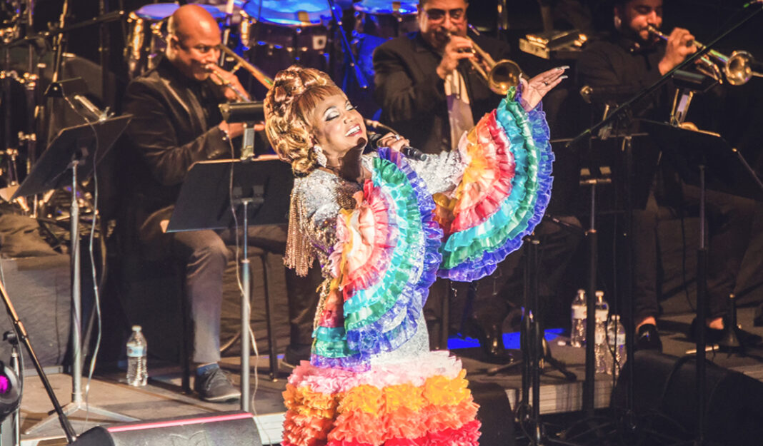 En este homenaje a Celia Cruz no podía faltar Pedro Knight (su cabecita de algodón) como lo llamaba la artista cariñosamente.