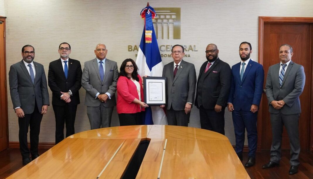 Valdez Albizu recibió el título que acredita la certificación bajo la norma ISO 27001:2022 de manos de Montserrat Aguilar, representante de la sociedad internacional de homologación Der Norske Veritas (DNV).