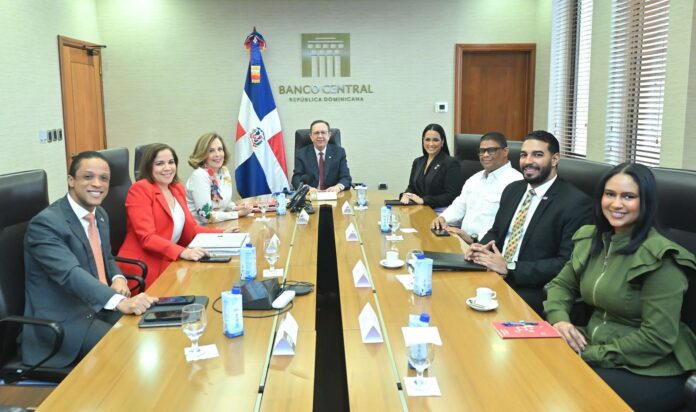 Durante el encuentro, Celinés Toribio a entregó al Valdez Albizu, gobernador del Banco Central, el informe “Dominicanos en el exterior 2024”