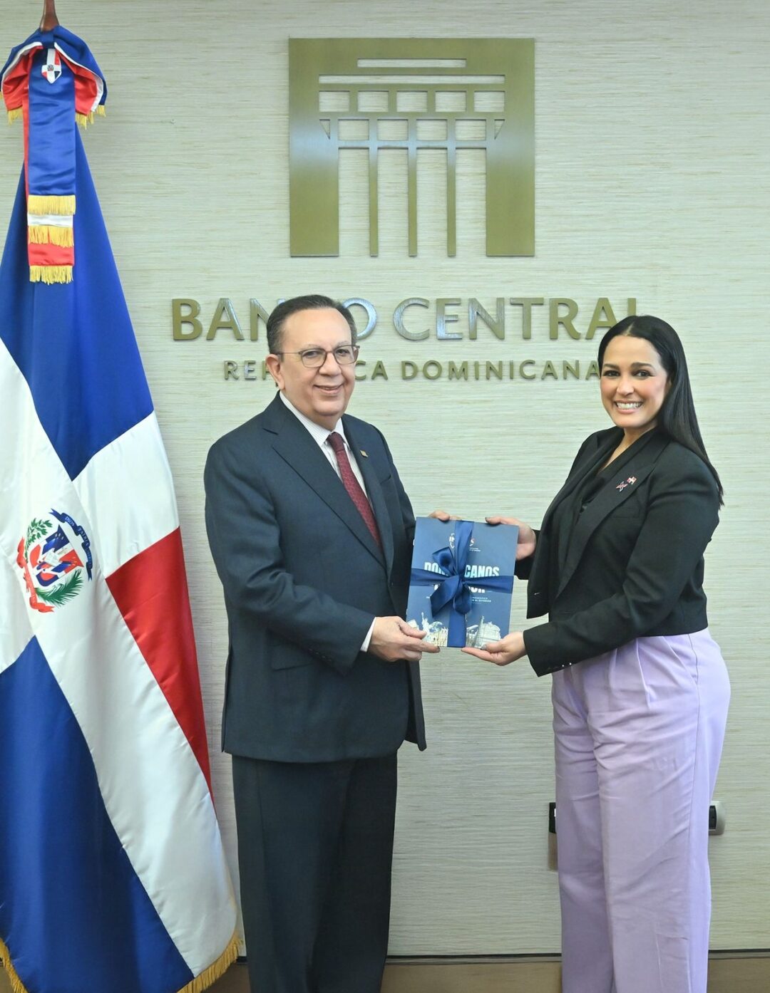 El Gobernador del Banco Central junto a Celinés Toribio.