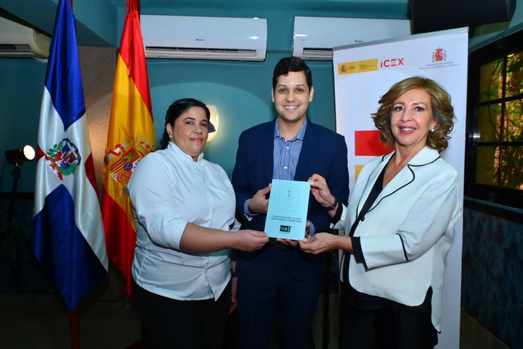 Momento de la entrega del certificado de calidad Restaurants From Spain al restaurant Barceloneta de Santiago de los Caballeros