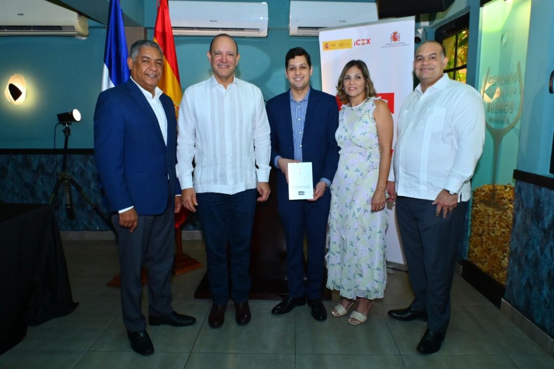 Se destacó la presencia del presidente del Clúster Santiago Destino Turístico, Ramón Paulino y del Ulises Rodríguez, reafirmando el respaldo de la Alcaldía a los esfuerzos por fortalecer el turismo de la ciudad. Figuran, además, Consejera Económica y Comercial de la Embajada de España en Santo Domingo, Pilar Serret Murga y Lester Henderson, fundador y director general de Barceloneta.