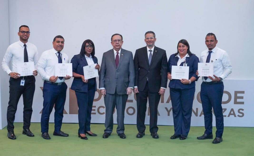 A la versión de 2025 del XI Diplomado interno de economía y finanzas para el personal del Banco Central, concurrieron 105 colaboradores, lo que totaliza 1,017 participantes desde su comienzo en el año 2015