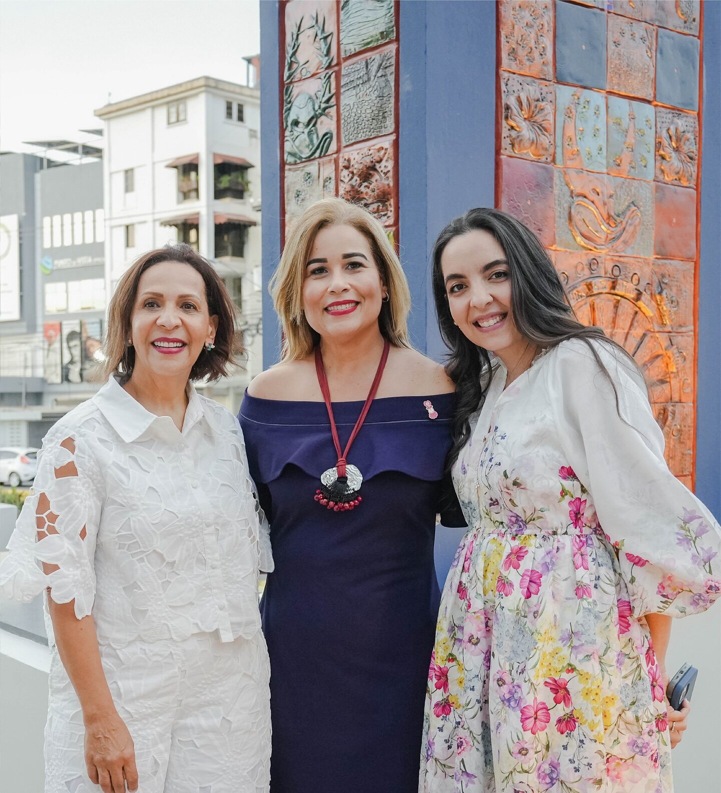 La artista Thelma Leonor Espinal, posa al centro.