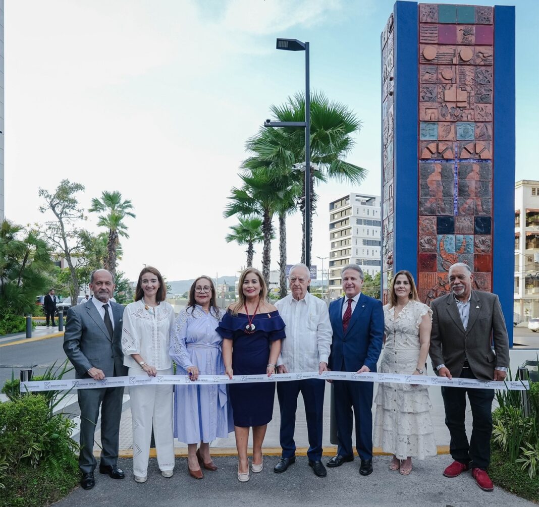 Fernando Casanova, Bingene Armenteros, Rosa Santos, Thelma Espinal, Marcelino Fernández, Gustavo Ariza, Amelia Prota y Rafelito Mirabal al dejar inaugurado el Paseo de las Artes en Santiago.