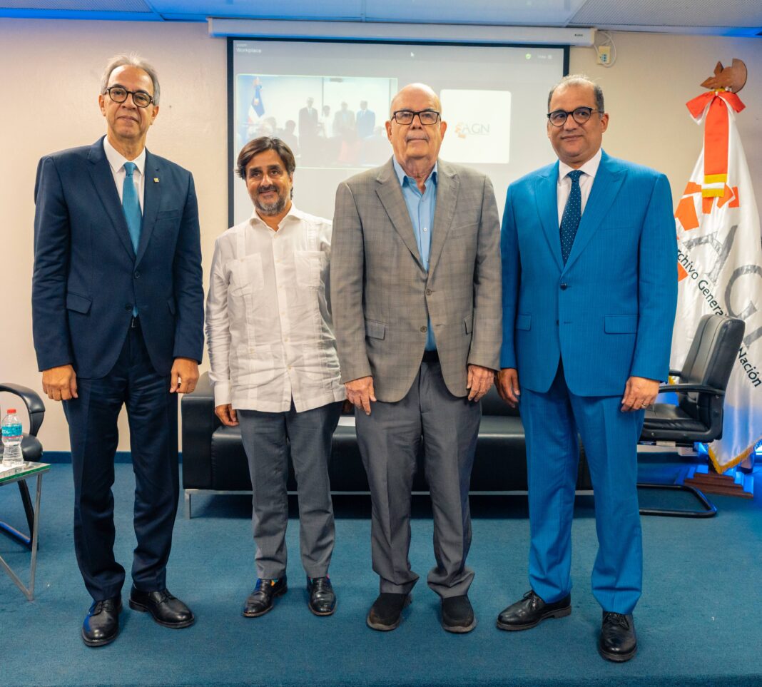 Desde la izquierda, los señores José Mármol, Ignacio Sánchez de Lerín, Roberto Cassá y Olivo Rodríguez Huertas.