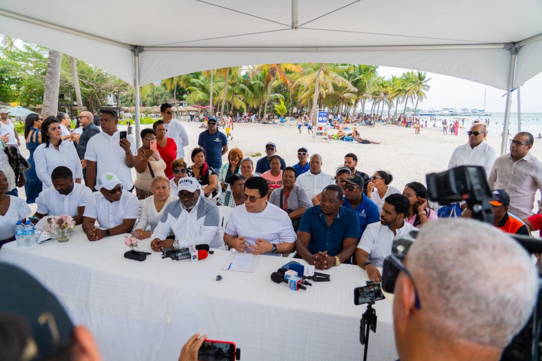 Durante una reunión con los vendedores, comerciantes y funcionarios del ayuntamiento de Boca Chica, el funcionario anunció una inversión de 600 millones de pesos para el rescate de la principal playa de la ciudad capital y zonas aledañas.
