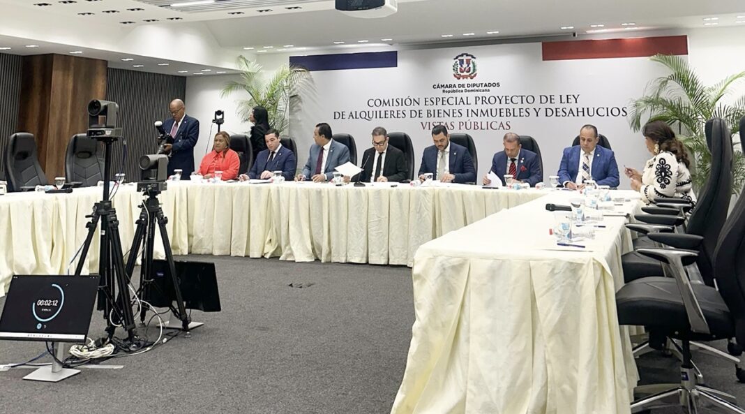 Momento en que exponen Adeti y Asonahores exponen ante la Cámara de Diputados sus observaciones sobre el Proyecto de Ley de Alquileres de Bienes Inmuebles y Desahucios.