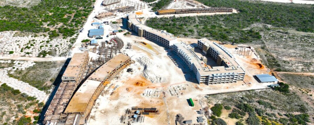 Construcciones de hoteles se levantan en la zona de Cabo Rojo, Pedernales