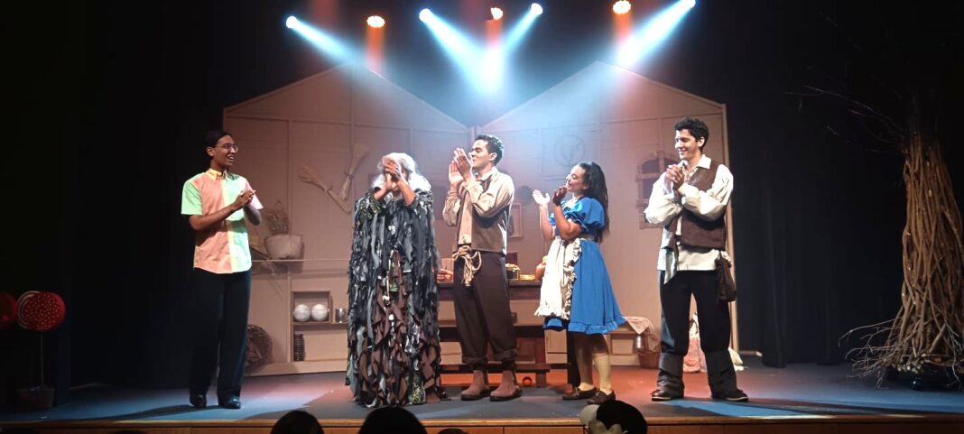 El director Josué Hirujo y sus actores agradecen aplauso del público tras el montaje de Hänsel & Gretel en el Teatro Lope de Vega.