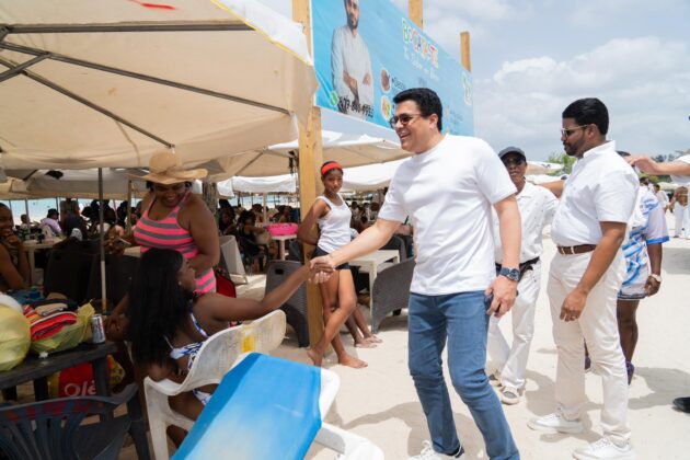 David Collado este domingo en Boca Chica socializando con bañistas que disfrutan de la playa capitaleña