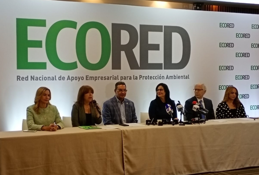Líders empresriales reunidos en la sede de la Red Nacional de Apoyo Empresarial a la Protección Ambiental para plantear su posición frente a la Ley de Resíduos Sólidos.