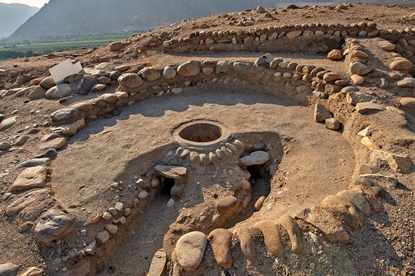 El Peñisco es un complejo precerámico de la civilización Caral que muestra fuertes lazos con la Amazonía por figurinas de barro con rasgos de la selva.